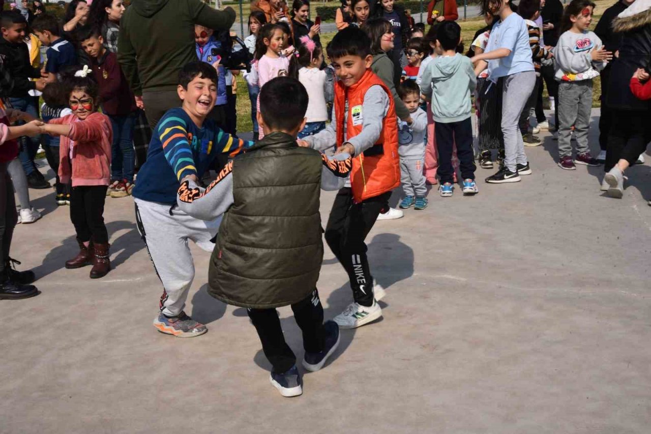 Menemen’de depremzede çocuklar için moral etkinliği