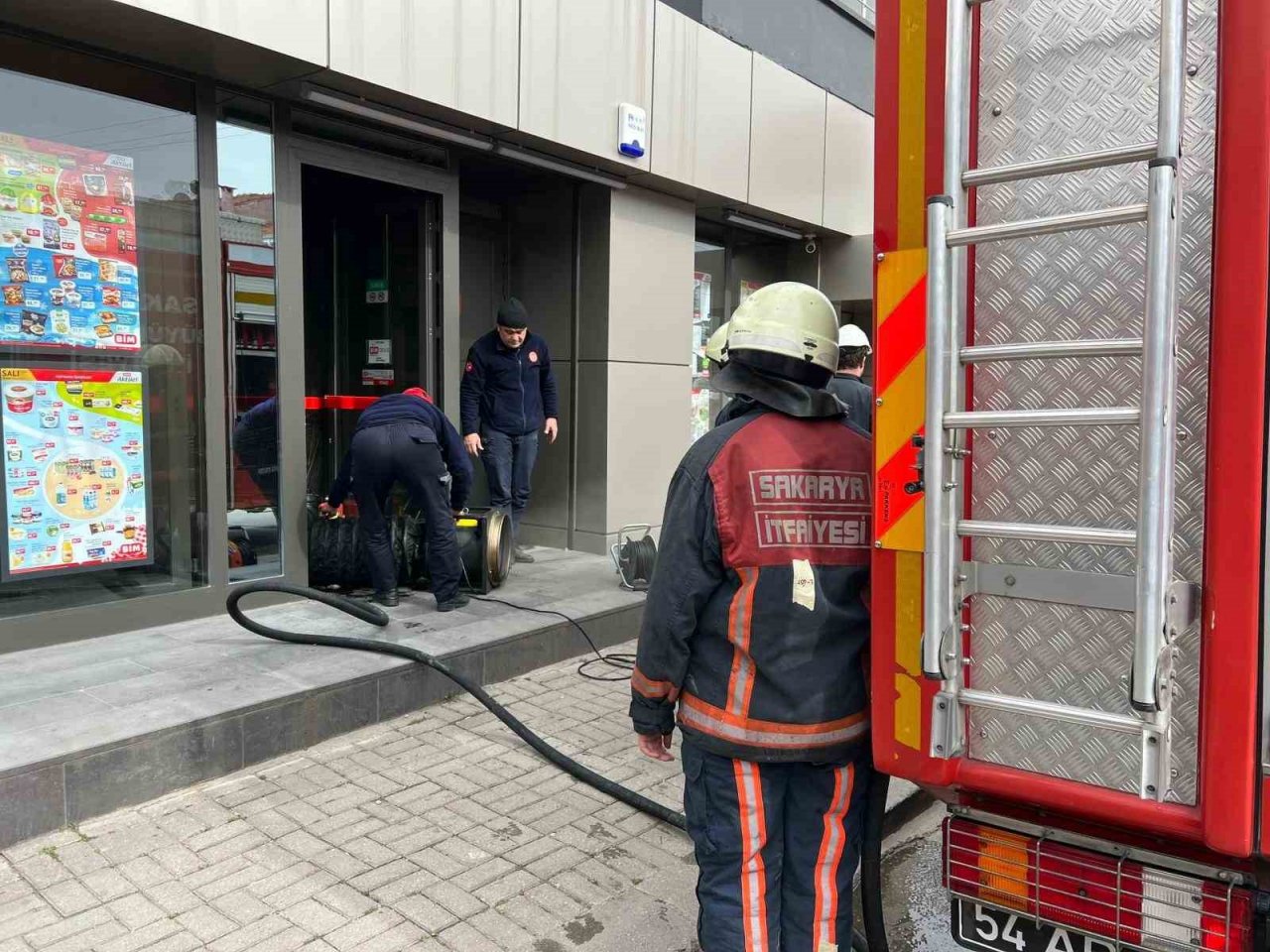 BİM marketin deposunda korkutan yangın