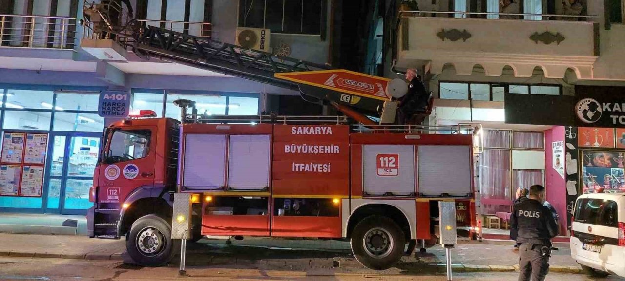 Banyoda kilitli kalan adamı itfaiye kurtardı