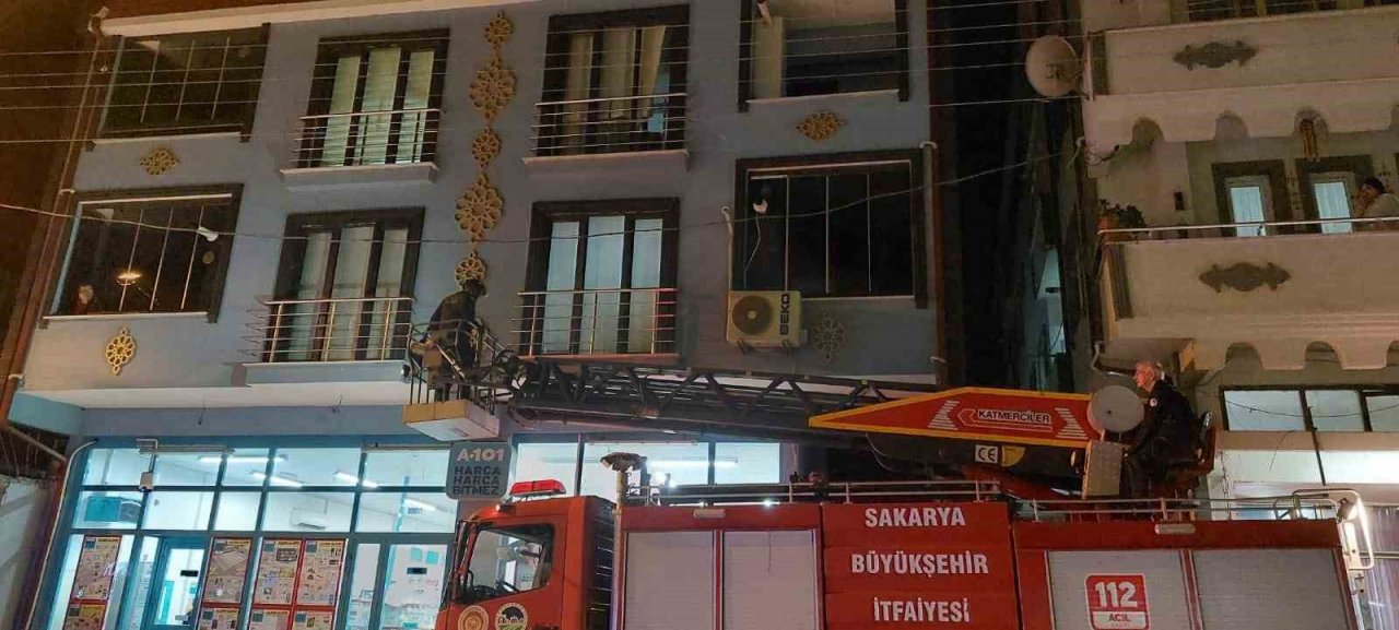 Banyoda kilitli kalan adamı itfaiye kurtardı