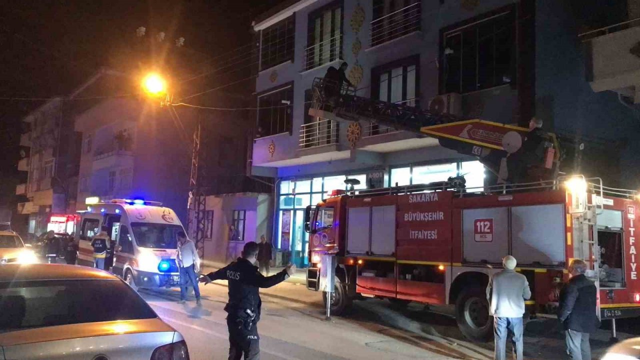 Banyoda kilitli kalan adamı itfaiye kurtardı