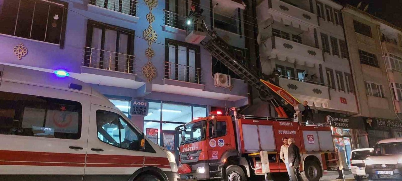 Banyoda kilitli kalan adamı itfaiye kurtardı