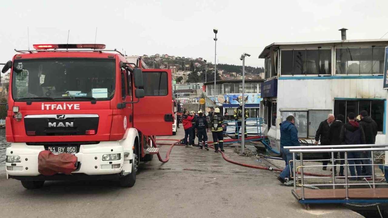 Marinada yanan tekne kullanılamaz hale geldi