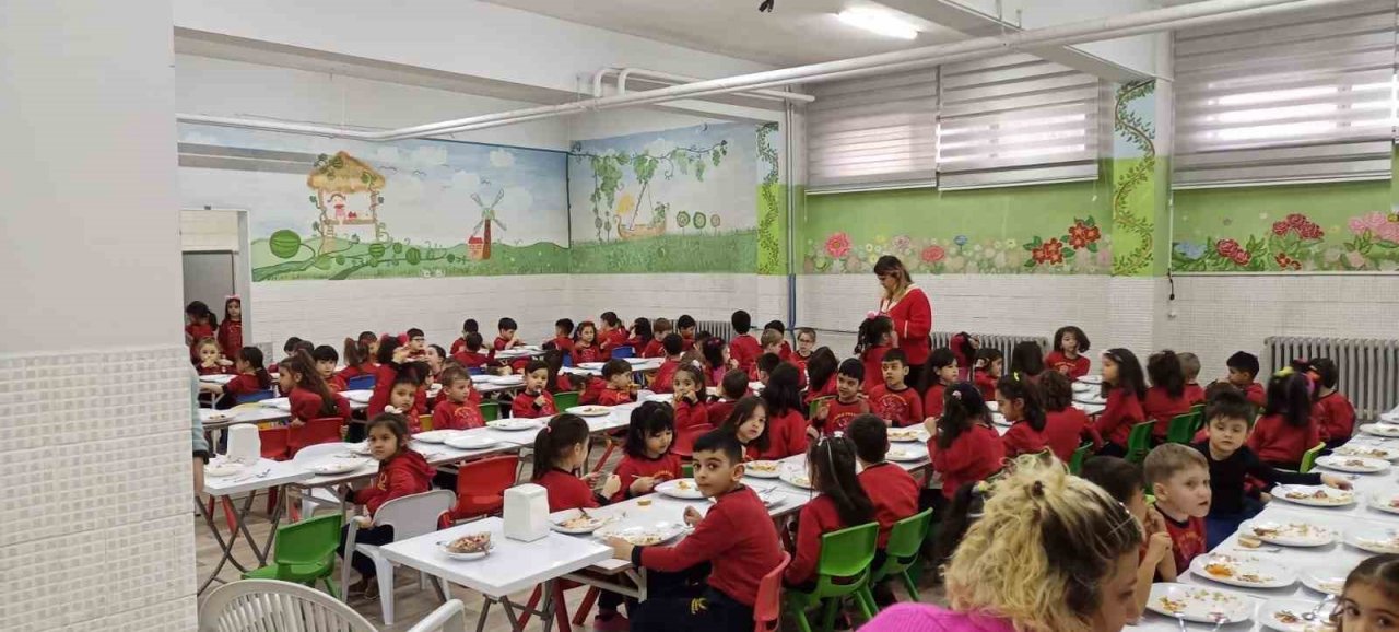 Edremit’te anaokullarında yemek uygulaması başladı