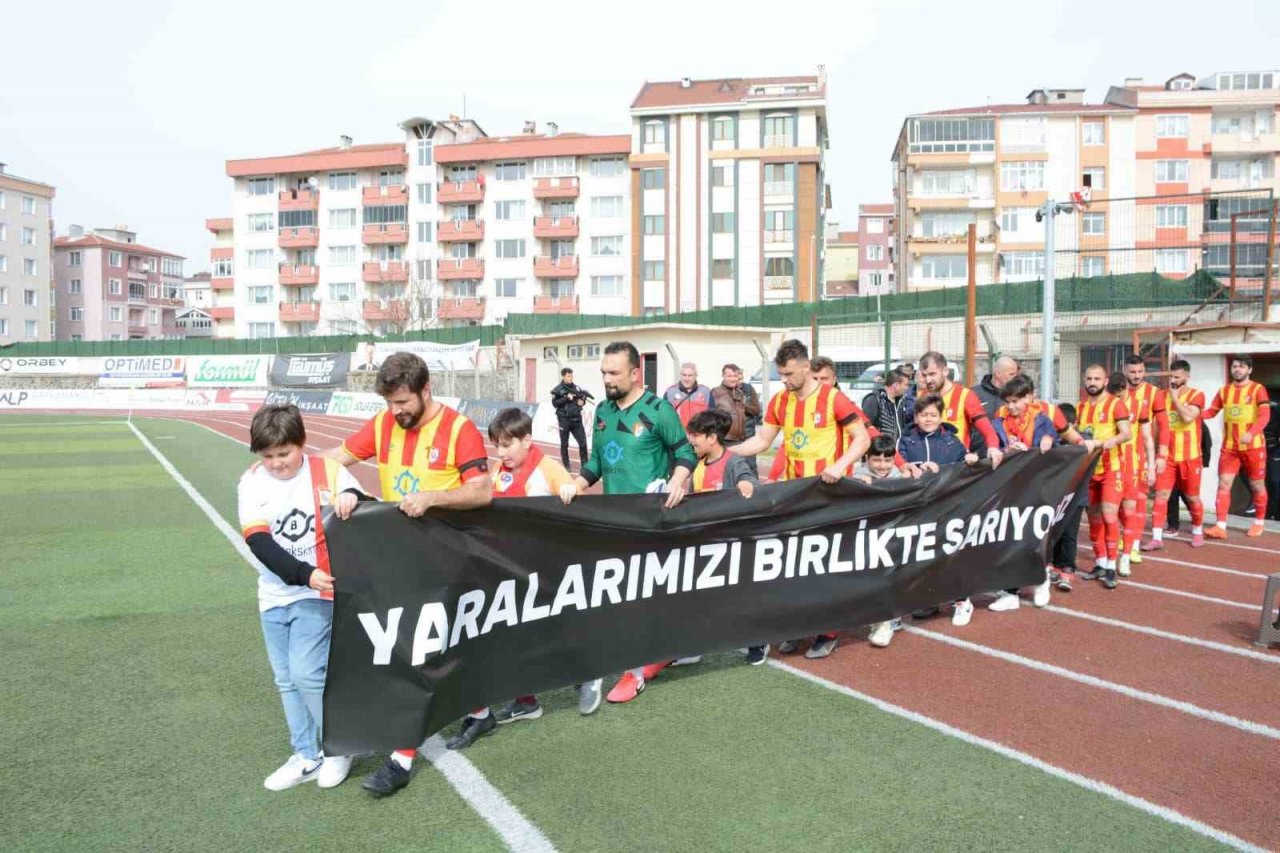 Depremzedeler yararına oynanan dostluk maçında 700 bin TL hasılat elde edildi