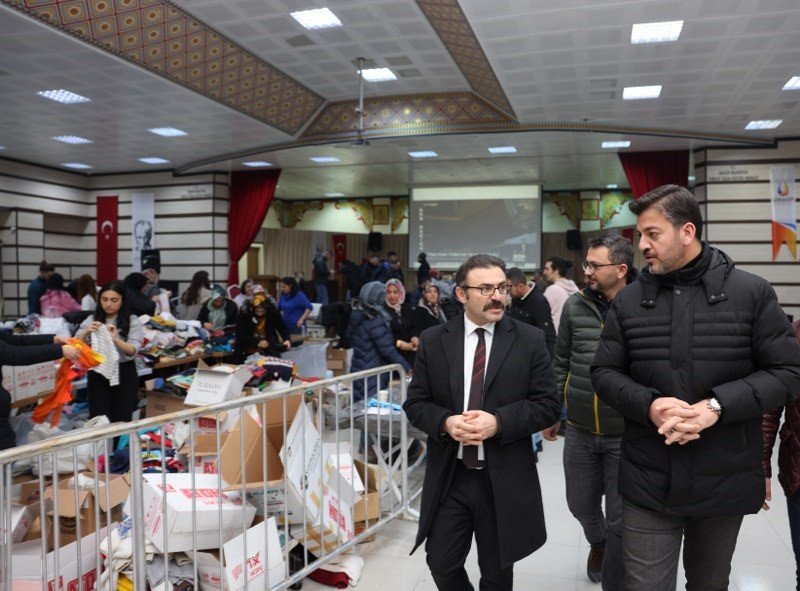 Depremzedelere destekler devam ediyor