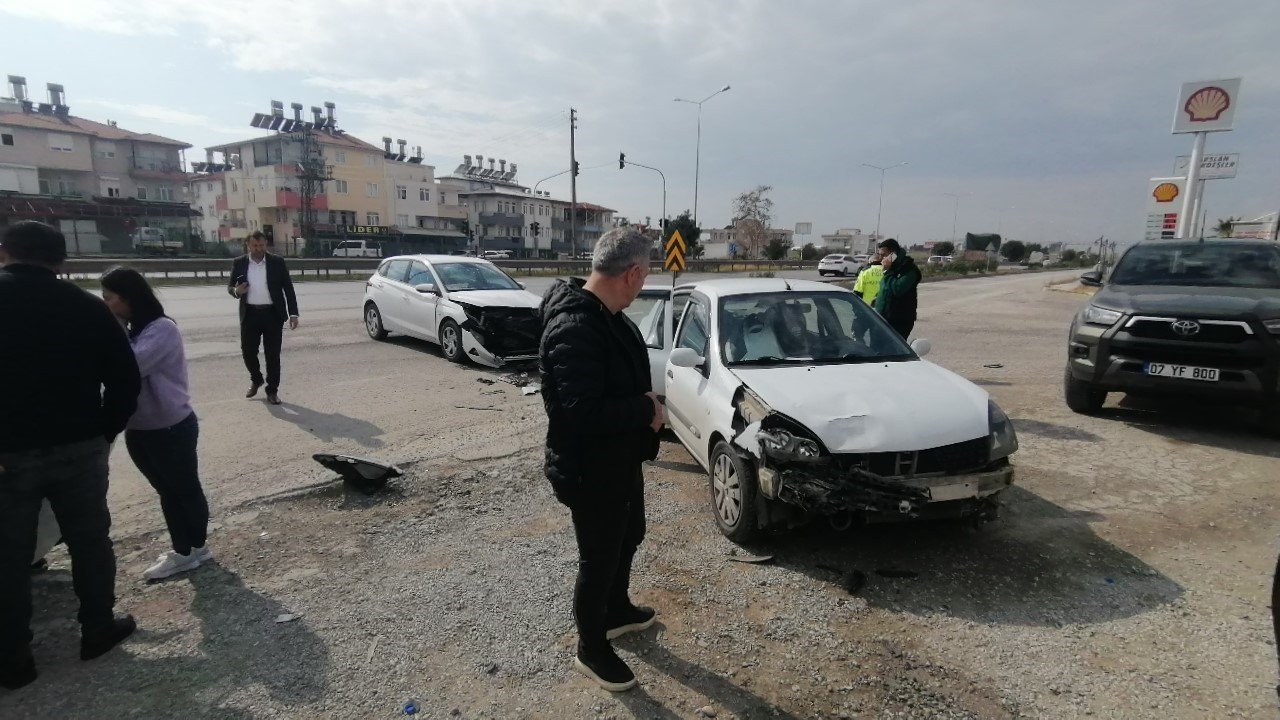 Manavgat’ta 2 kişinin yaralandığı trafik kazası güvenlik kamaralarına saniye saniye yansıdı.