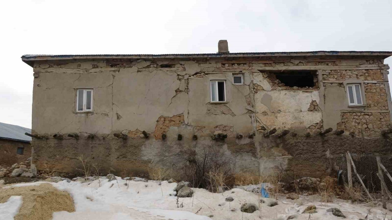 Sarız’da hasar tablosu gün geçtikçe ortaya çıkıyor