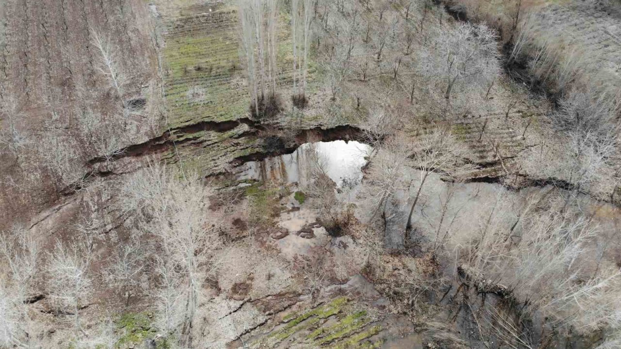 Binlerce ton toprak kaydı, gölün su seviyesi yükseldi