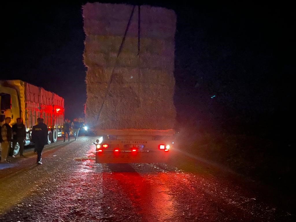 Yola düşen saman balyaları 6 kişinin yaralanmasına neden oldu