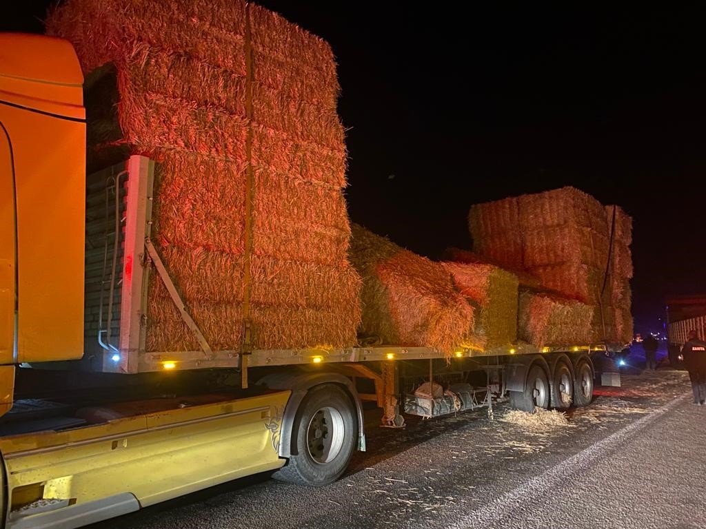 Yola düşen saman balyaları 6 kişinin yaralanmasına neden oldu