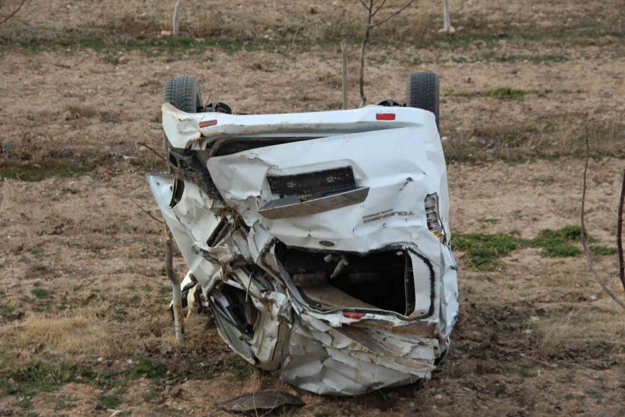 Hurdaya dönen araçtan yaralı kurtuldu