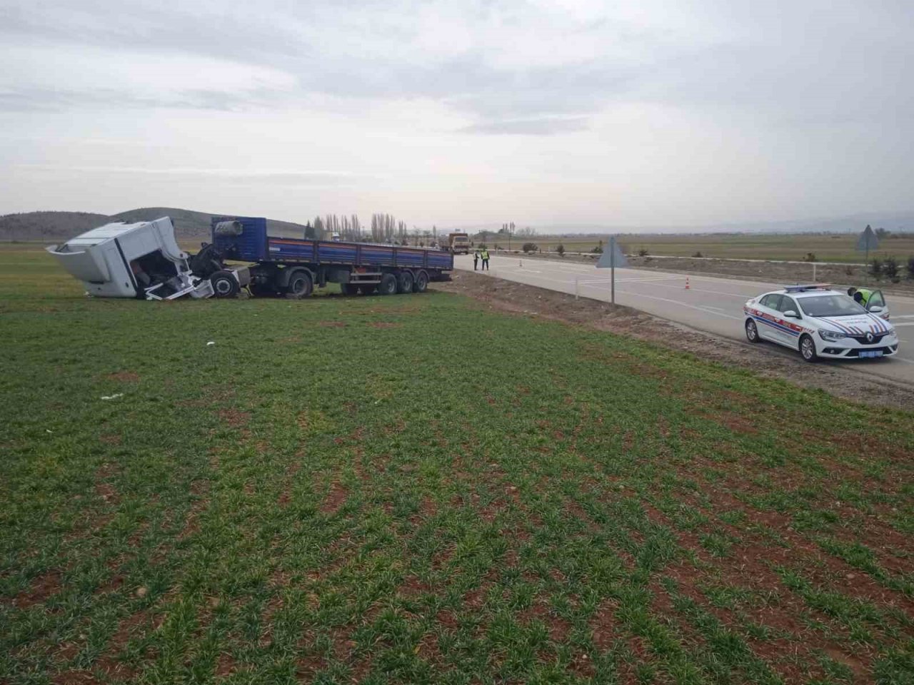 Yoldan çıkan tır buğday tarlasına girdi