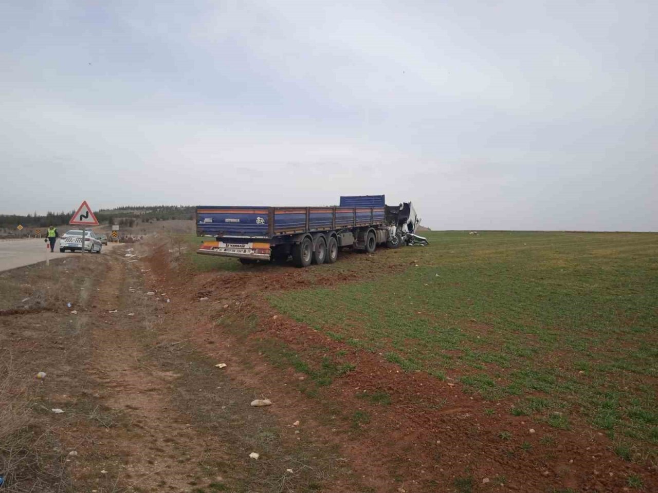 Yoldan çıkan tır buğday tarlasına girdi