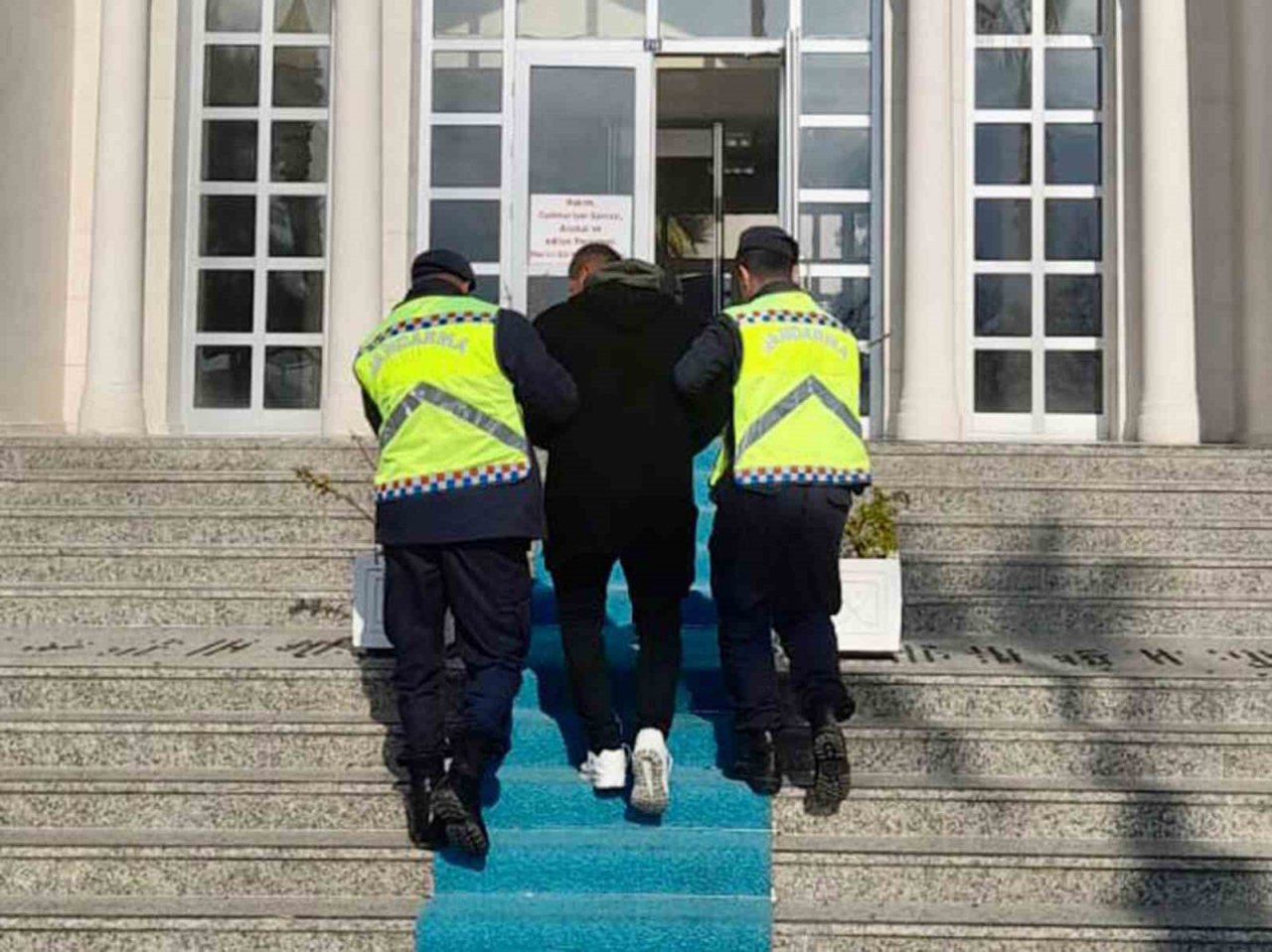 Araması olan ve yakalanan 49 kişiden 27’si tutuklandı