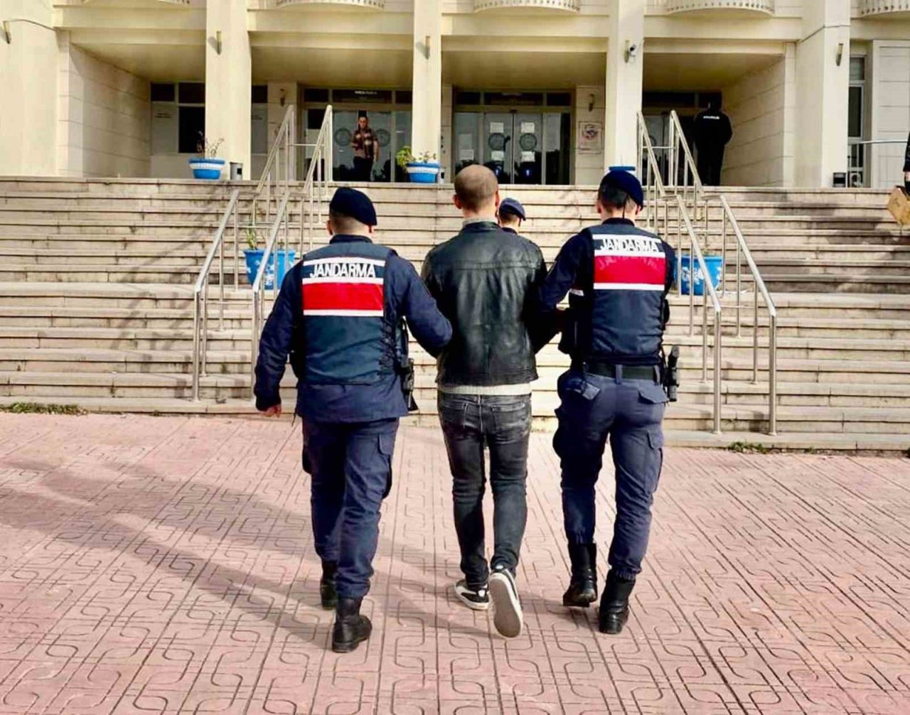 Araması olan ve yakalanan 49 kişiden 27’si tutuklandı