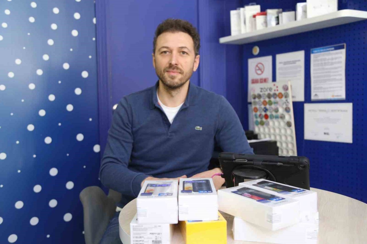 Artvin’de bir teknoloji mağazasına giren hırsızın rahat tavırları "Pes" dedirtti