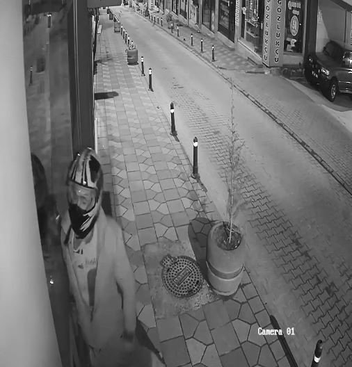 Artvin’de bir teknoloji mağazasına giren hırsızın rahat tavırları "Pes" dedirtti