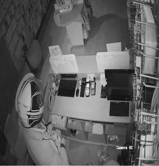 Artvin’de bir teknoloji mağazasına giren hırsızın rahat tavırları "Pes" dedirtti