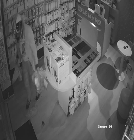 Artvin’de bir teknoloji mağazasına giren hırsızın rahat tavırları "Pes" dedirtti