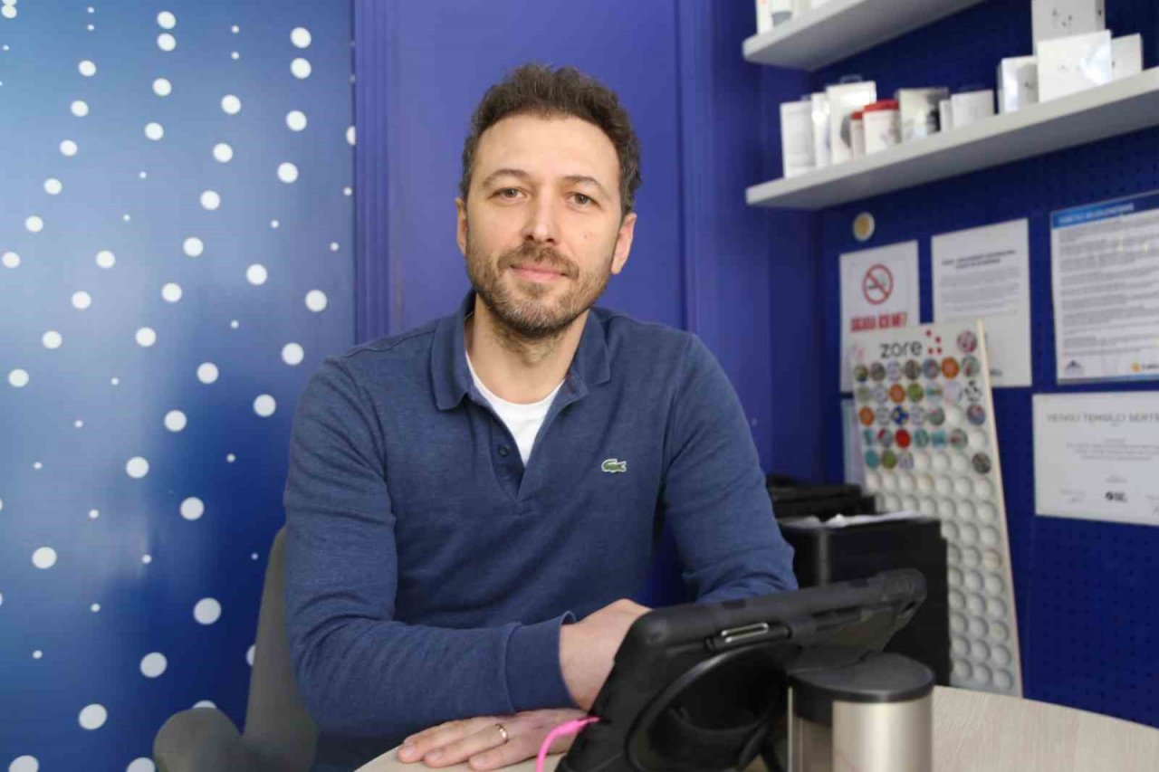 Artvin’de bir teknoloji mağazasına giren hırsızın rahat tavırları "Pes" dedirtti