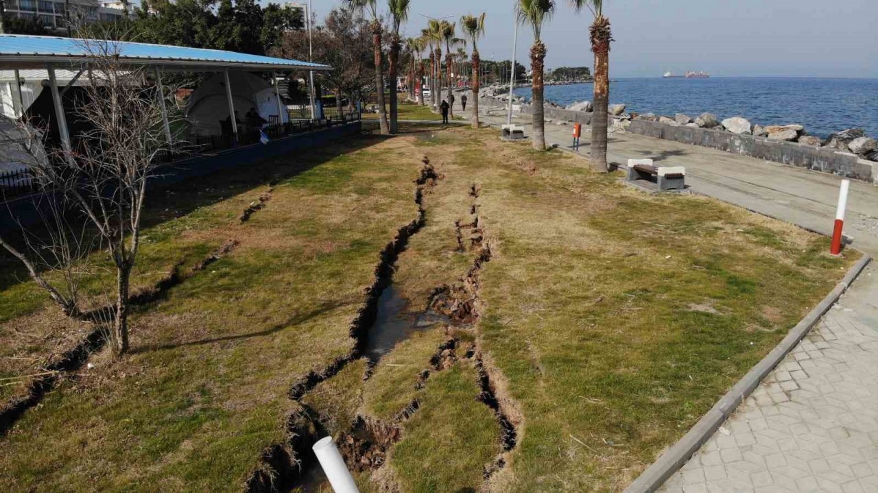 İskenderun sahil bandında oluşan yarıklar havadan görüntülendi