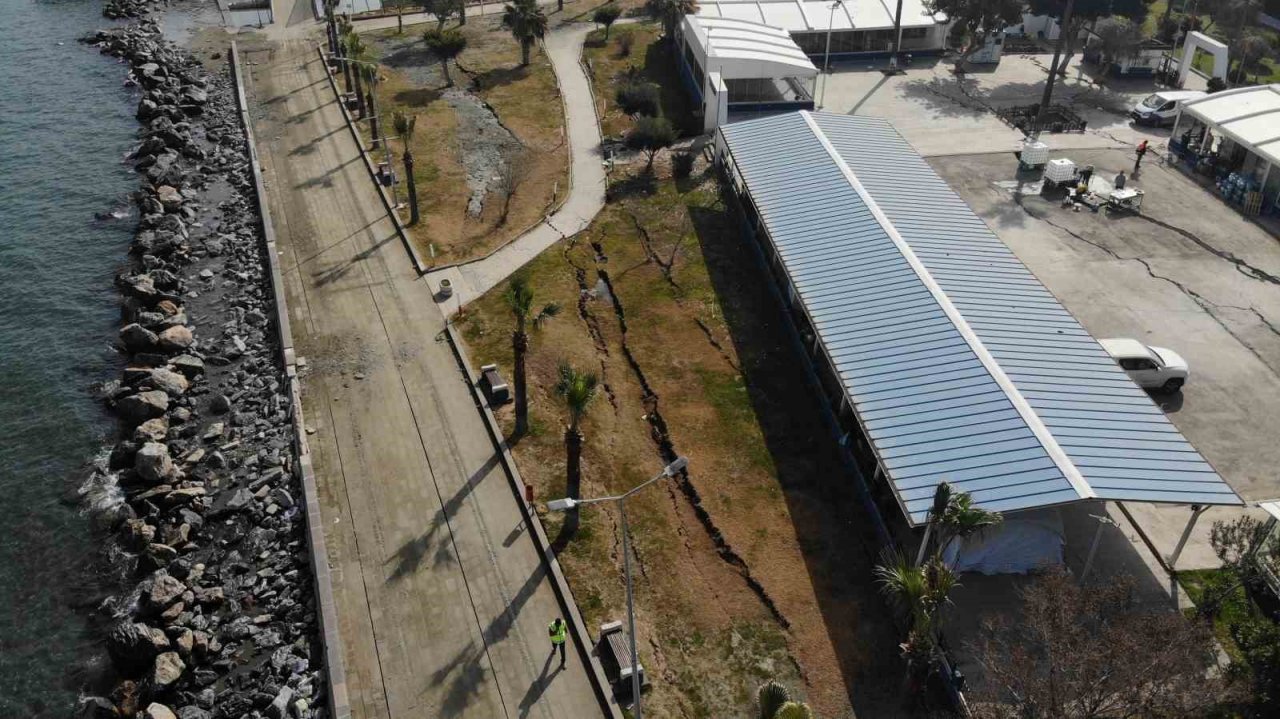 İskenderun sahil bandında oluşan yarıklar havadan görüntülendi