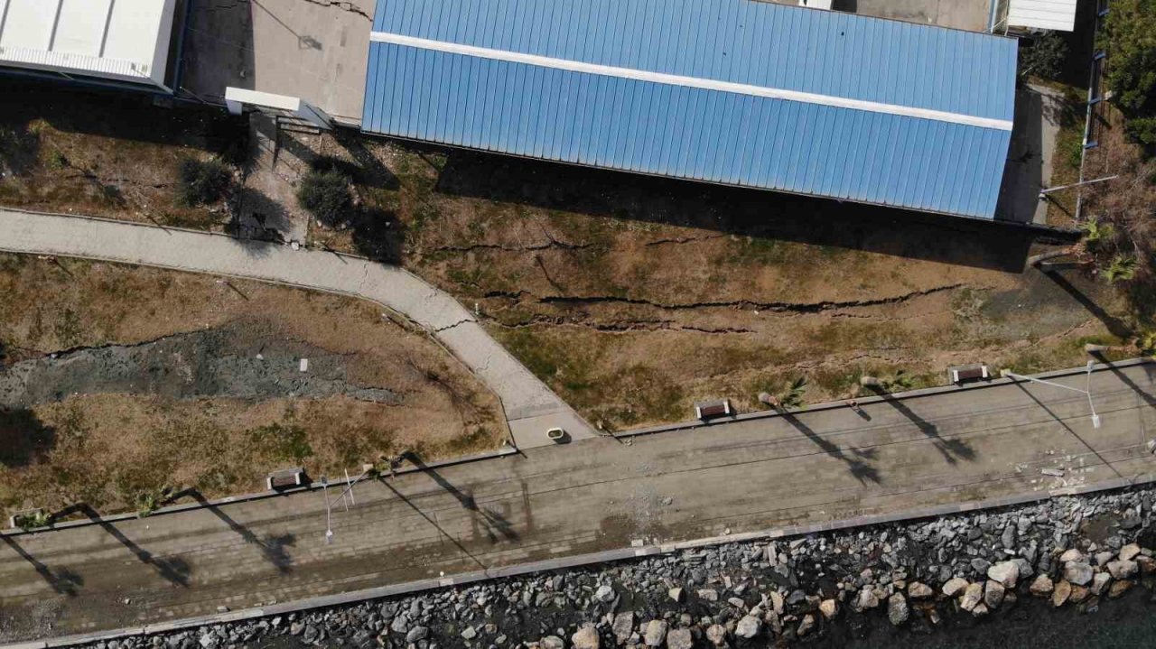 İskenderun sahil bandında oluşan yarıklar havadan görüntülendi