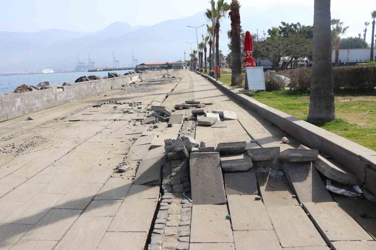 İskenderun sahil bandında oluşan yarıklar havadan görüntülendi