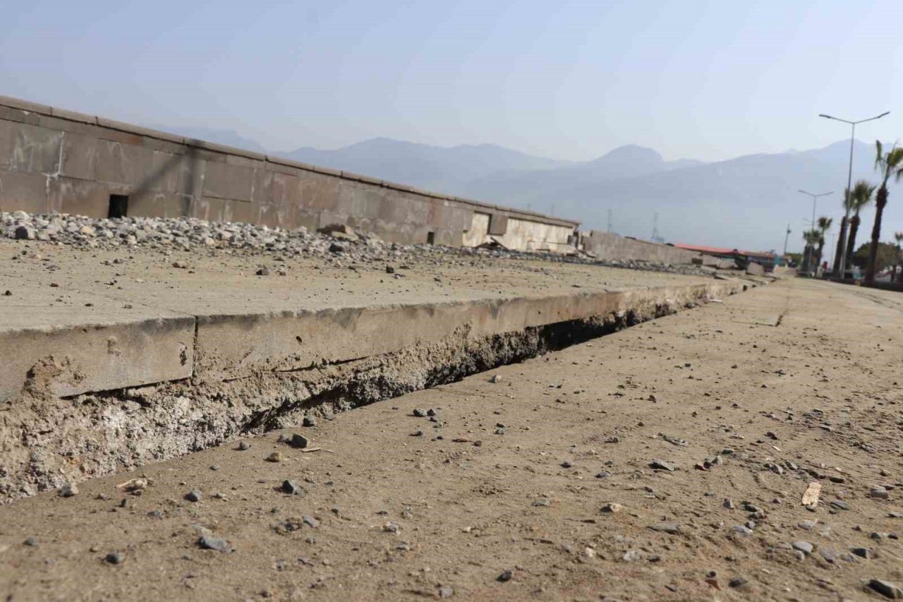 İskenderun sahil bandında oluşan yarıklar havadan görüntülendi