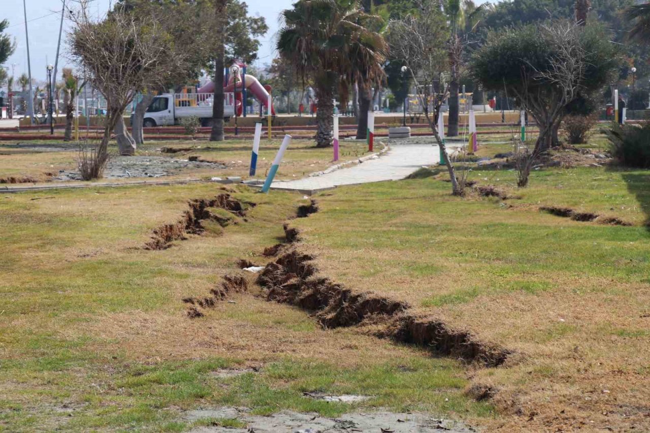 İskenderun sahil bandında oluşan yarıklar havadan görüntülendi