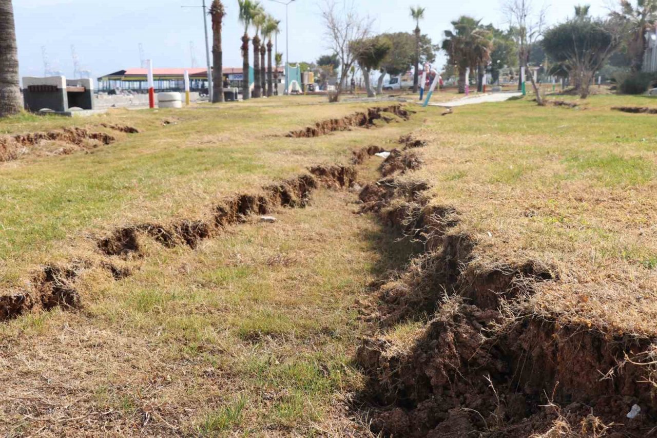 İskenderun sahil bandında oluşan yarıklar havadan görüntülendi