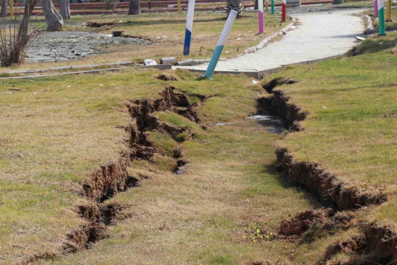 İskenderun sahil bandında oluşan yarıklar havadan görüntülendi