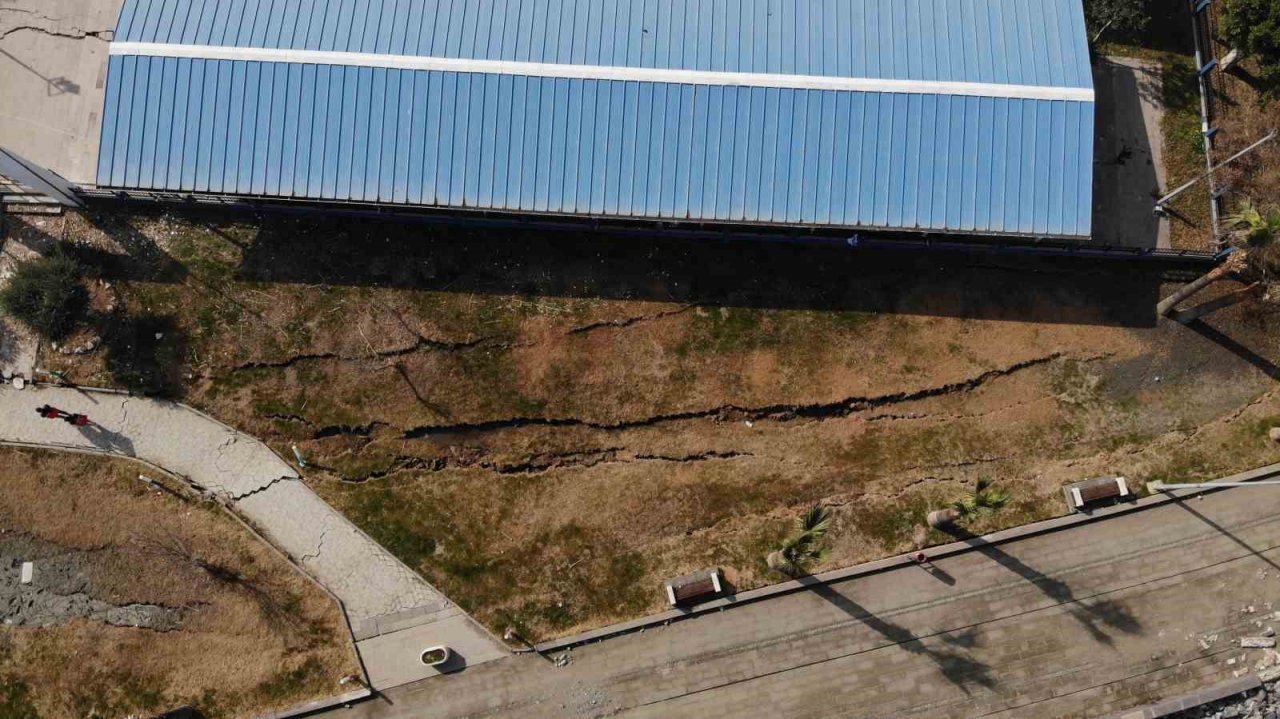 İskenderun sahil bandında oluşan yarıklar havadan görüntülendi