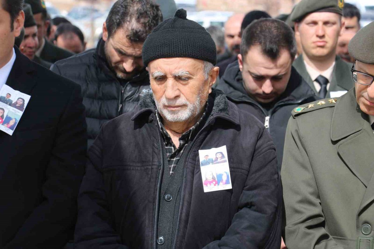 Bir aile yok oldu, yan yana dizilen tabutlar yürek dağladı