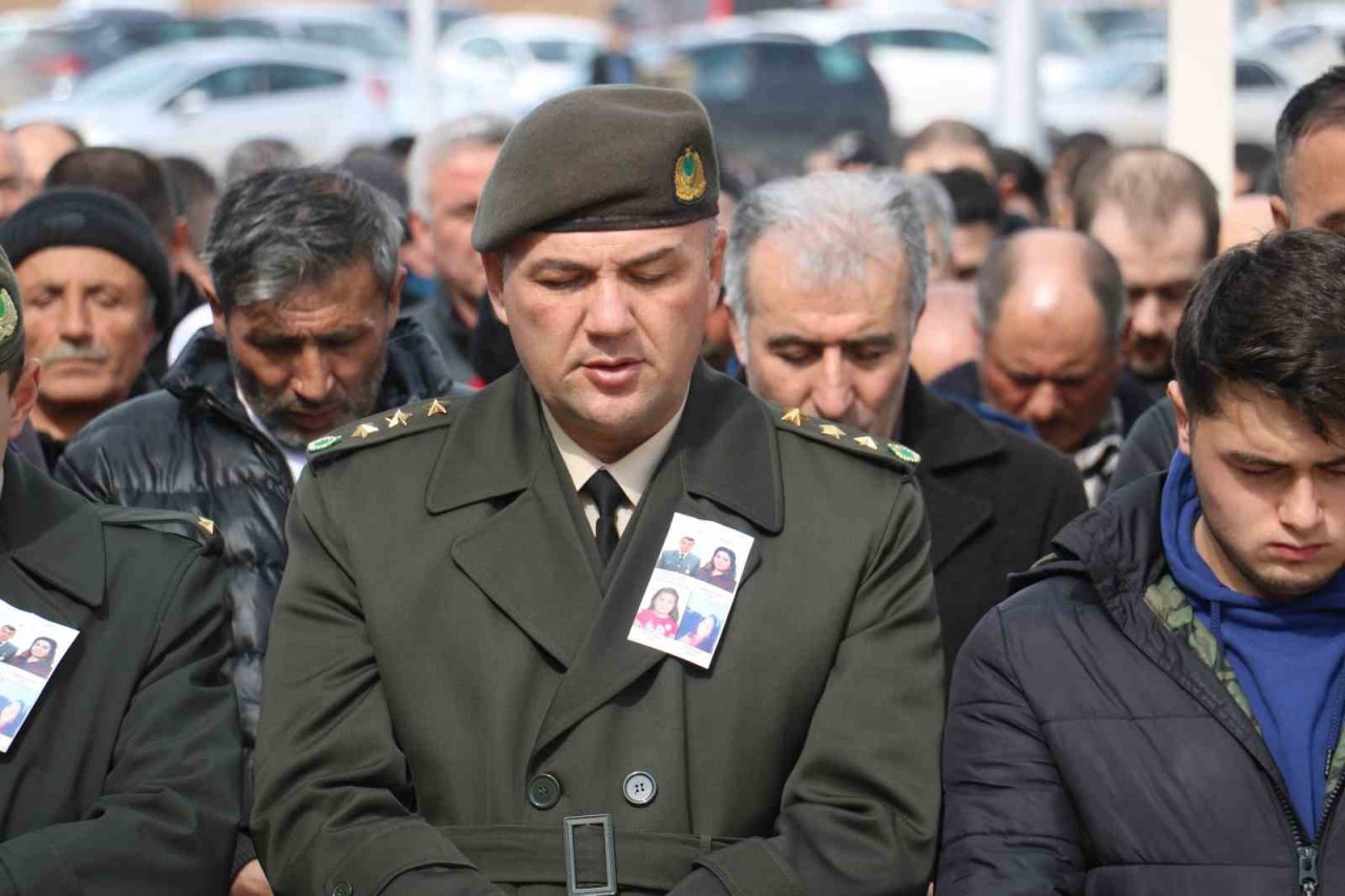 Bir aile yok oldu, yan yana dizilen tabutlar yürek dağladı