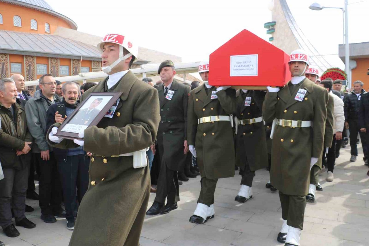 Bir aile yok oldu, yan yana dizilen tabutlar yürek dağladı