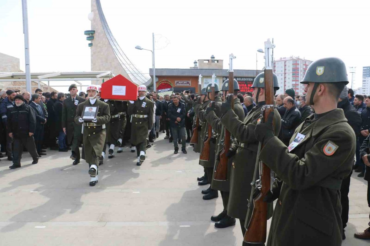 Bir aile yok oldu, yan yana dizilen tabutlar yürek dağladı