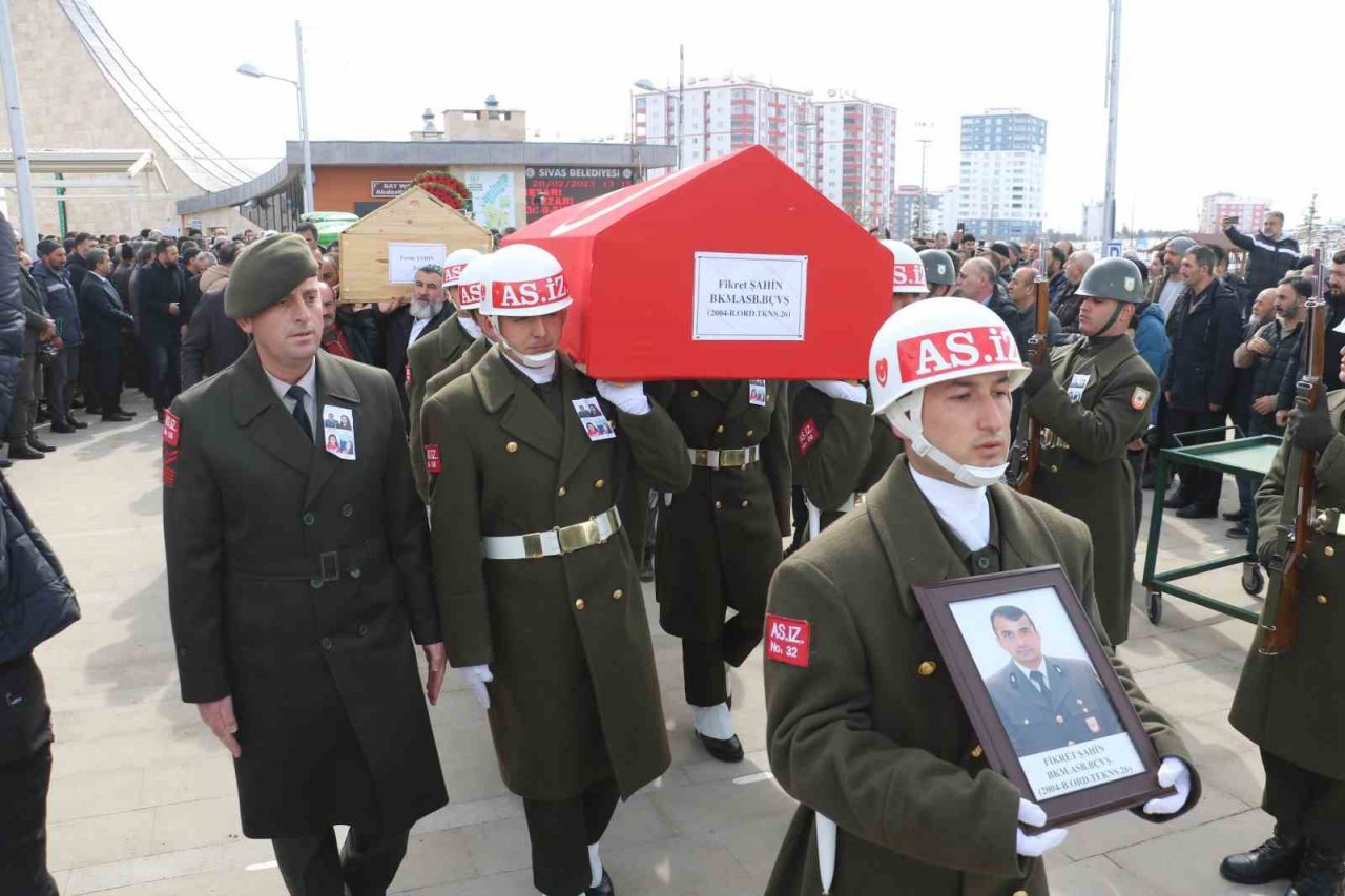 Bir aile yok oldu, yan yana dizilen tabutlar yürek dağladı