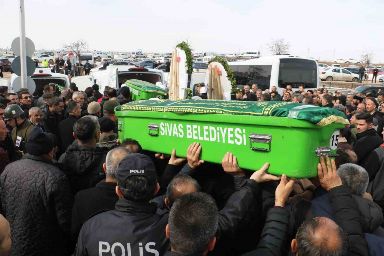 Bir aile yok oldu, yan yana dizilen tabutlar yürek dağladı