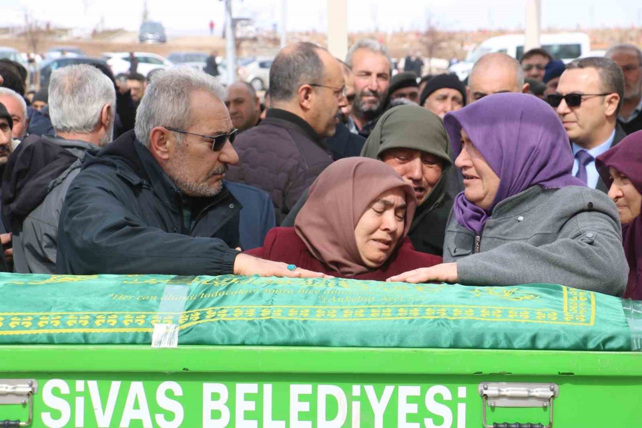 Bir aile yok oldu, yan yana dizilen tabutlar yürek dağladı