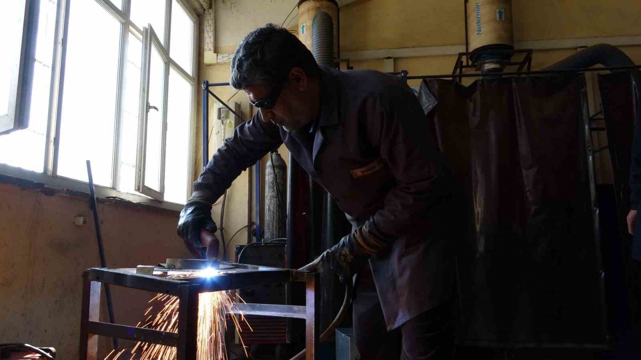 Teknolojik altyapıya sahip bu meslek lisesi, depremzedeler için fabrika gibi üretime geçti