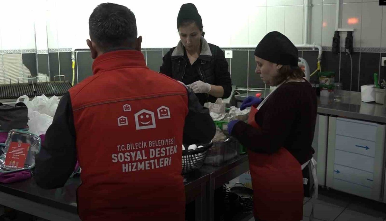 Okula giden depremzede çocuklar için her gün beslenme çantası hazırlanıyor