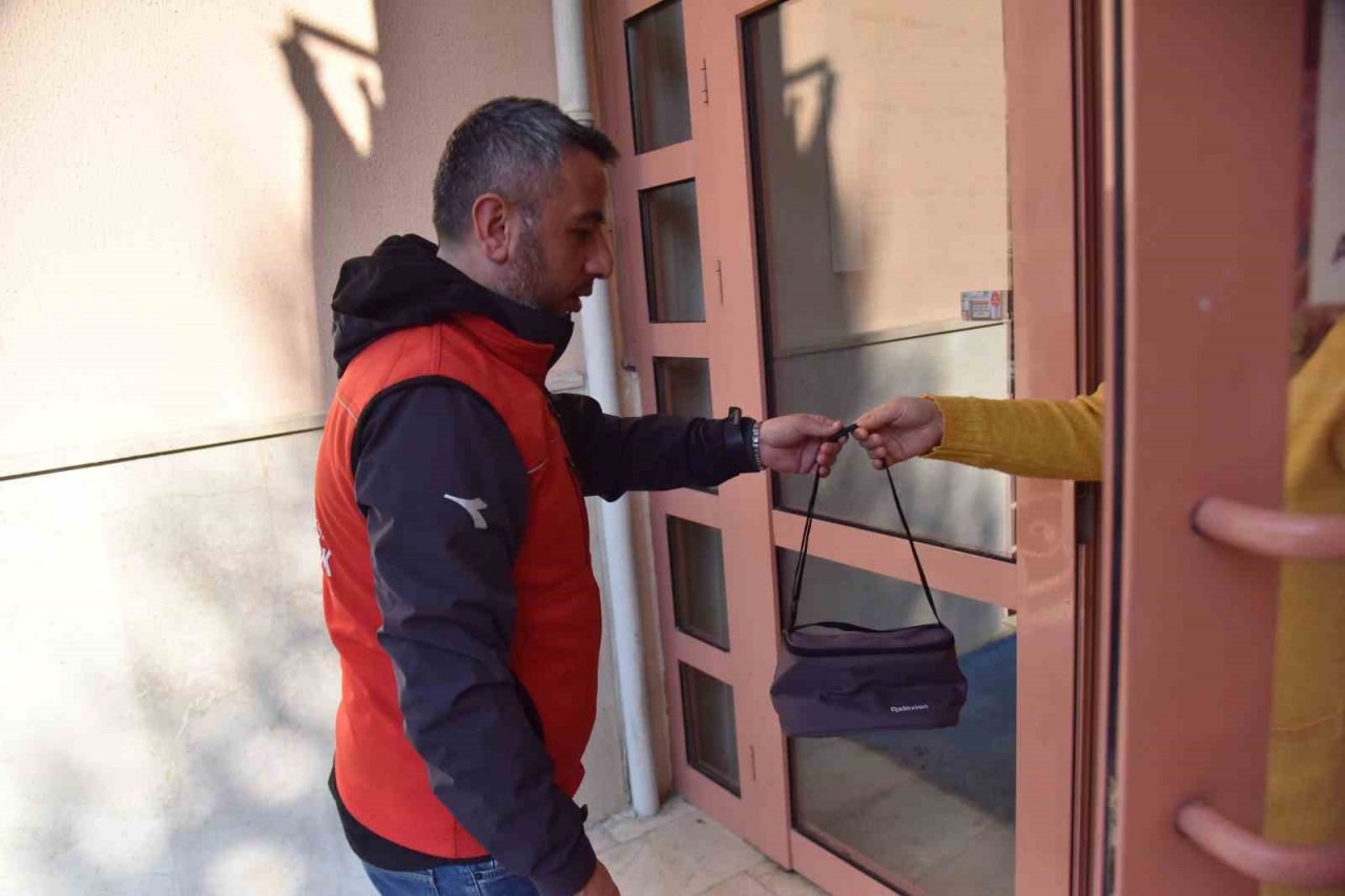 Okula giden depremzede çocuklar için her gün beslenme çantası hazırlanıyor