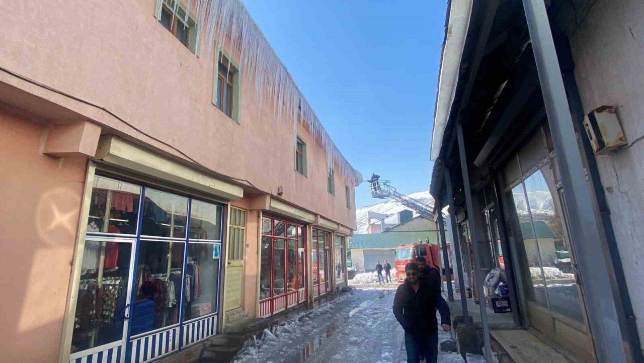 Karlıova’da tehlike arz eden buz sarkıtları temizleniyor