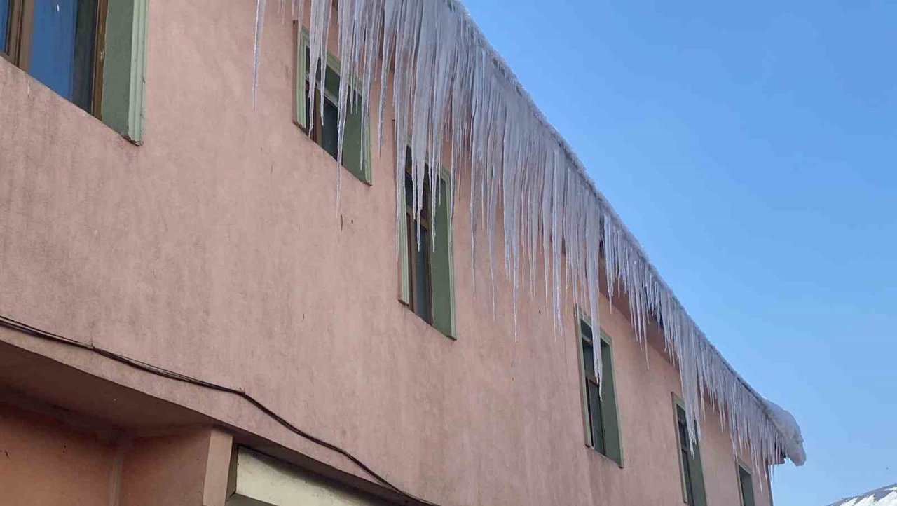 Karlıova’da tehlike arz eden buz sarkıtları temizleniyor