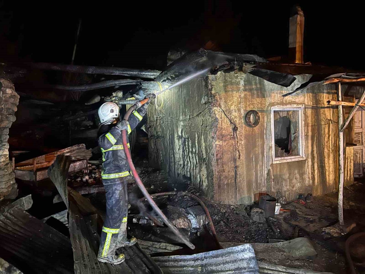 Burdur’da çıkan yangında ev, samanlık ve ahır kullanılamaz hale geldi