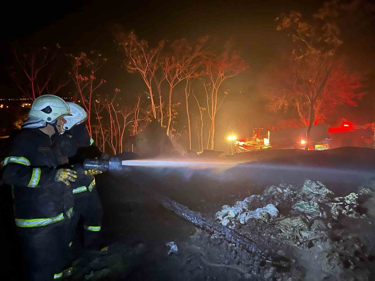 Burdur’da çıkan yangında ev, samanlık ve ahır kullanılamaz hale geldi