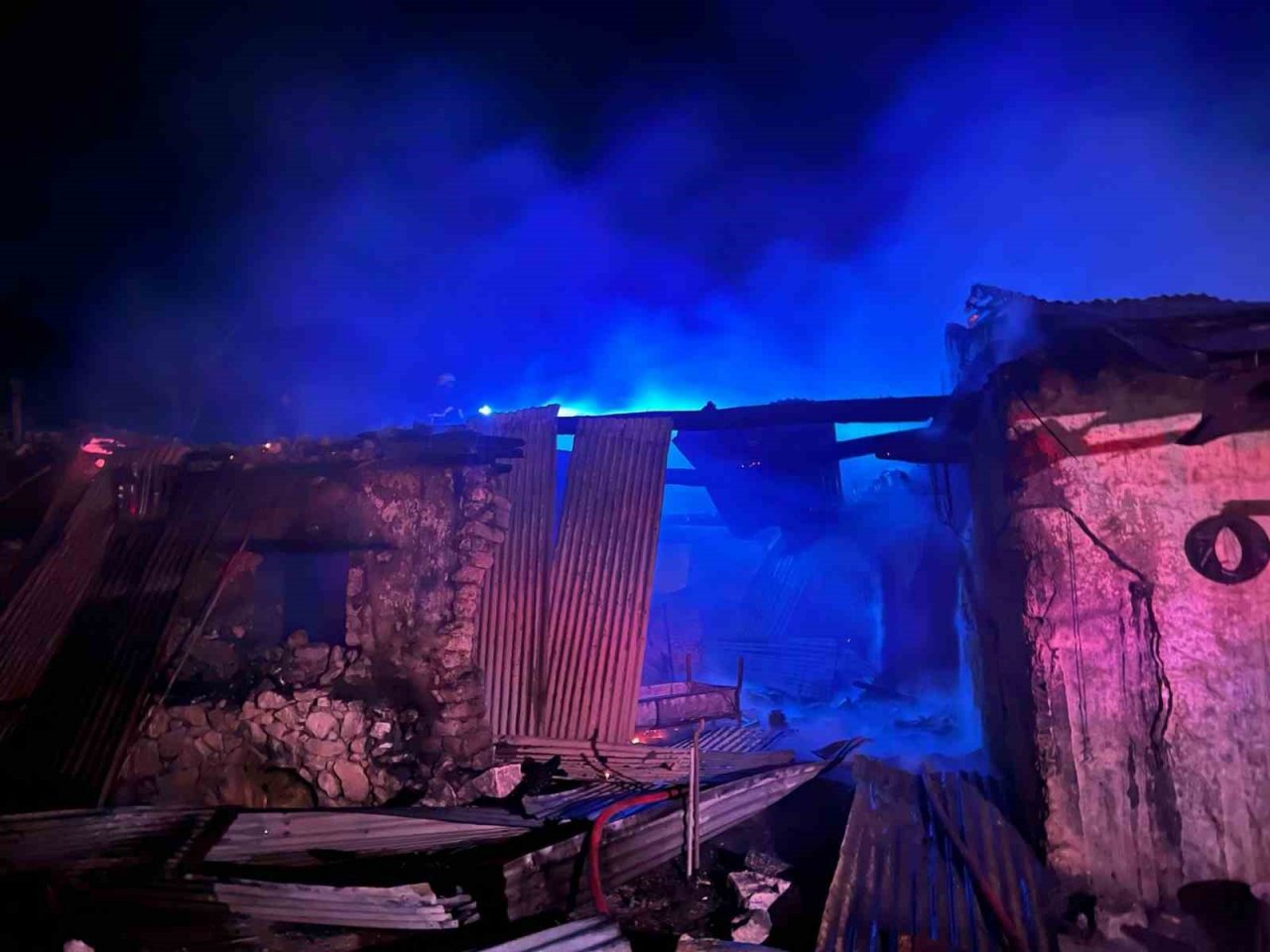 Burdur’da çıkan yangında ev, samanlık ve ahır kullanılamaz hale geldi