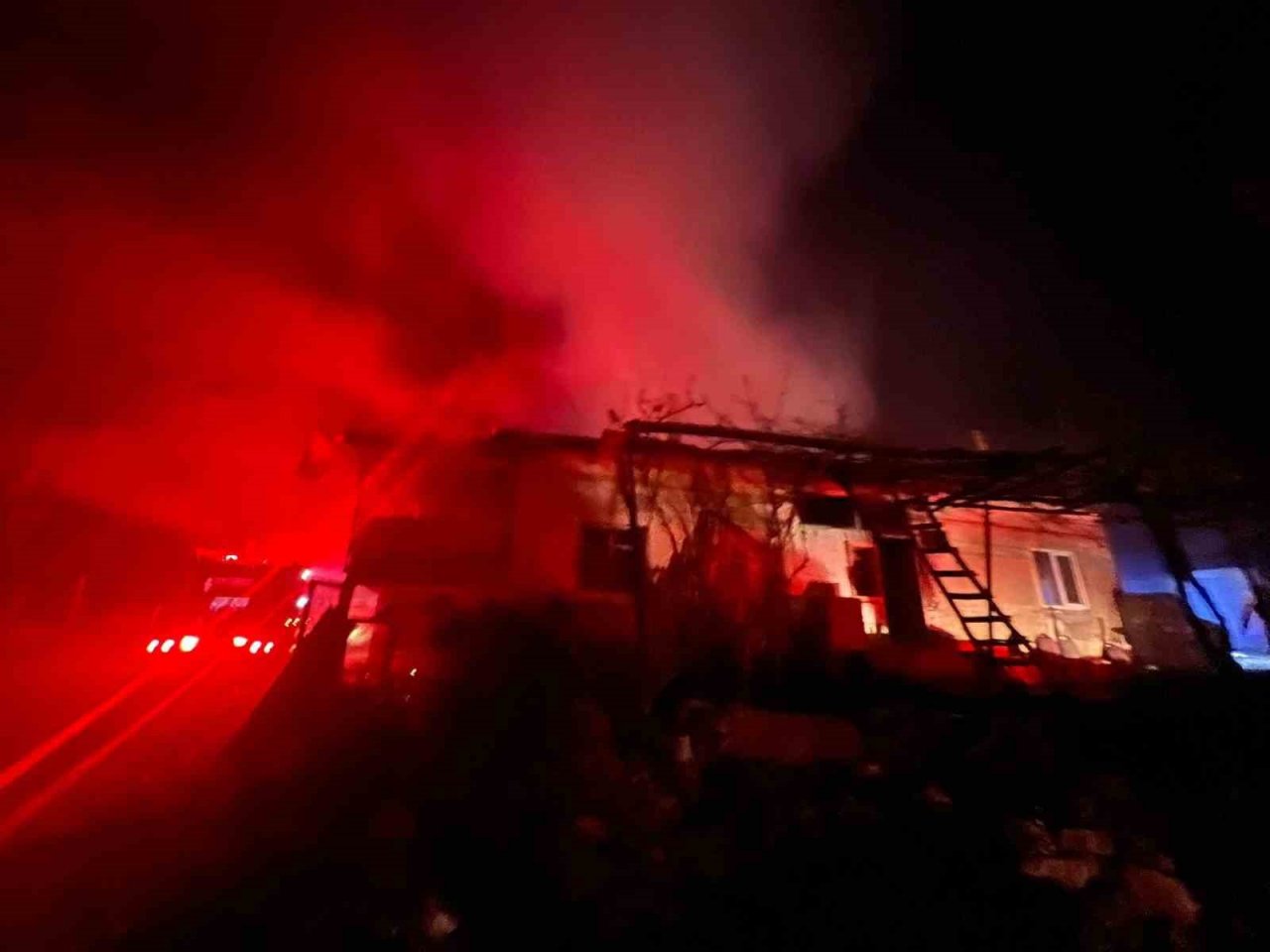 Burdur’da çıkan yangında ev, samanlık ve ahır kullanılamaz hale geldi